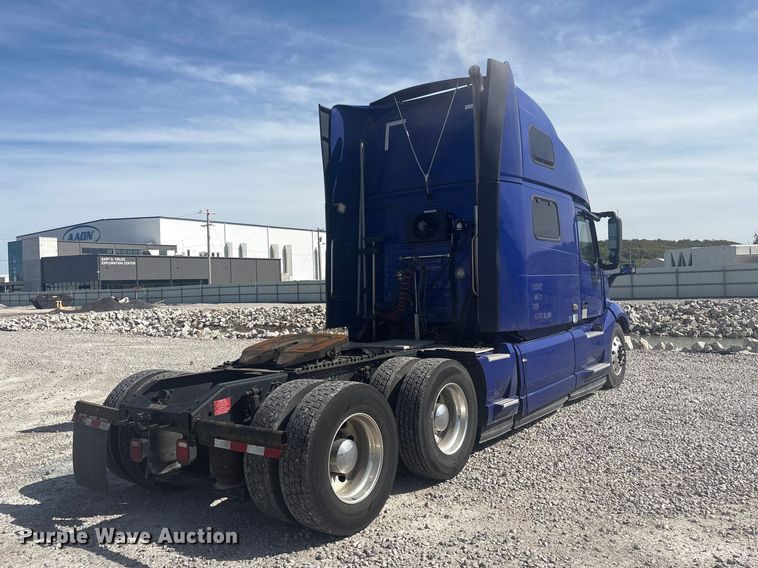 image for item YA2224 2020 Volvo VNL semi truck