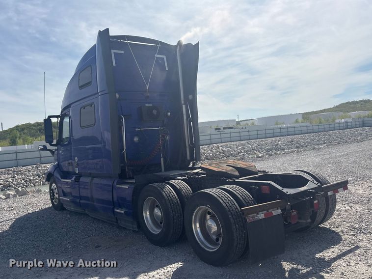 image for item YA2224 2020 Volvo VNL semi truck