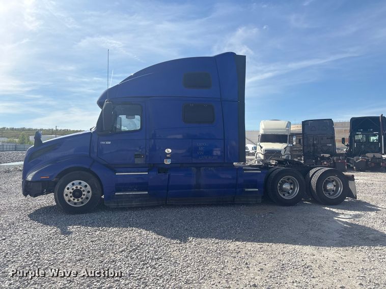 image for item YA2224 2020 Volvo VNL semi truck