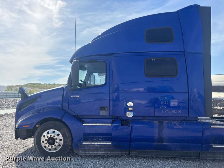 image for item YA2224 2020 Volvo VNL semi truck