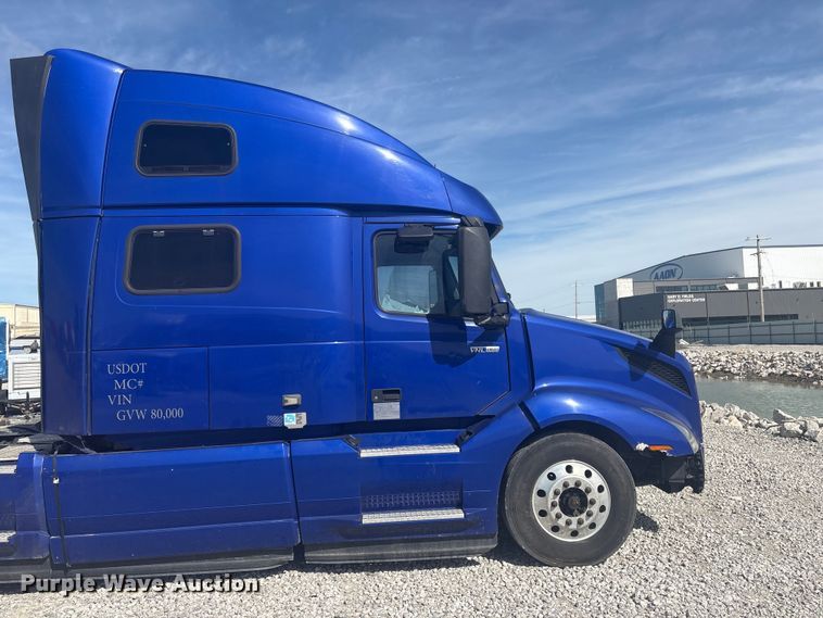 image for item YA2224 2020 Volvo VNL semi truck
