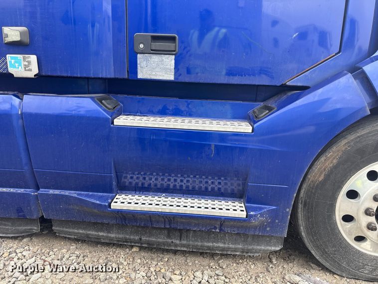 image for item YA2224 2020 Volvo VNL semi truck