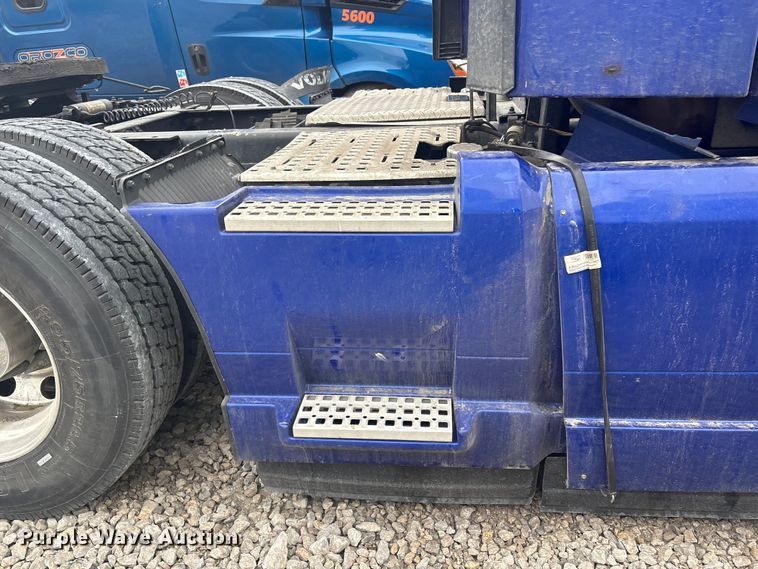 image for item YA2224 2020 Volvo VNL semi truck