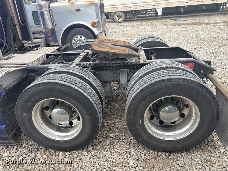 image for item YA2224 2020 Volvo VNL semi truck