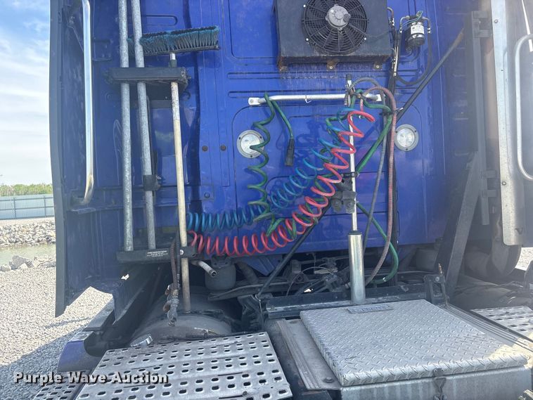 image for item YA2224 2020 Volvo VNL semi truck