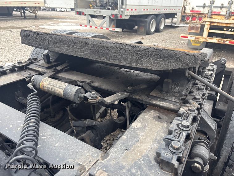 image for item YA2224 2020 Volvo VNL semi truck