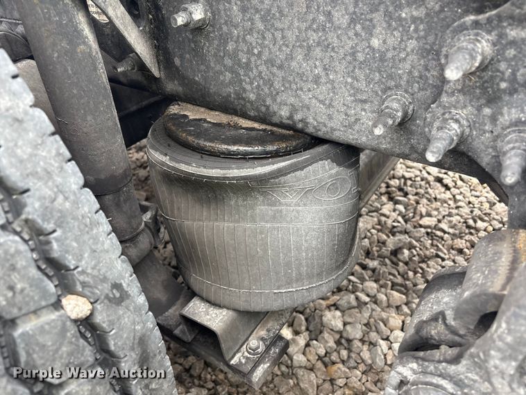 image for item YA2224 2020 Volvo VNL semi truck