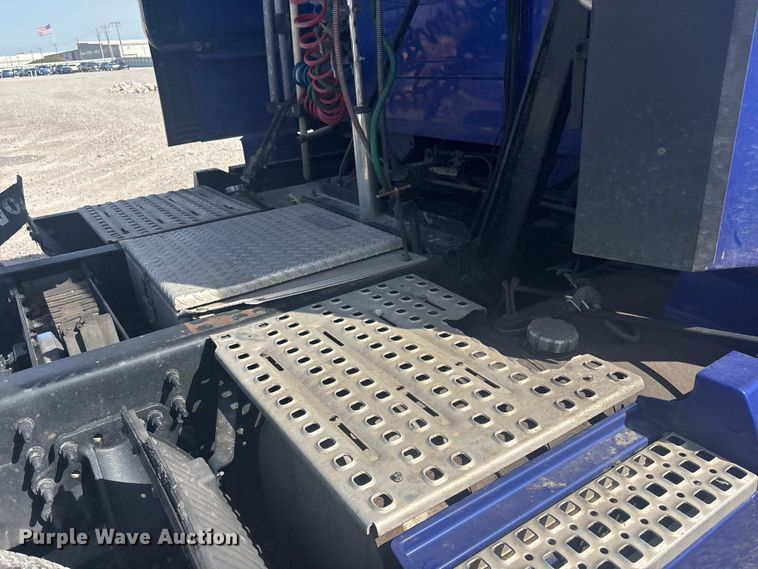 image for item YA2224 2020 Volvo VNL semi truck