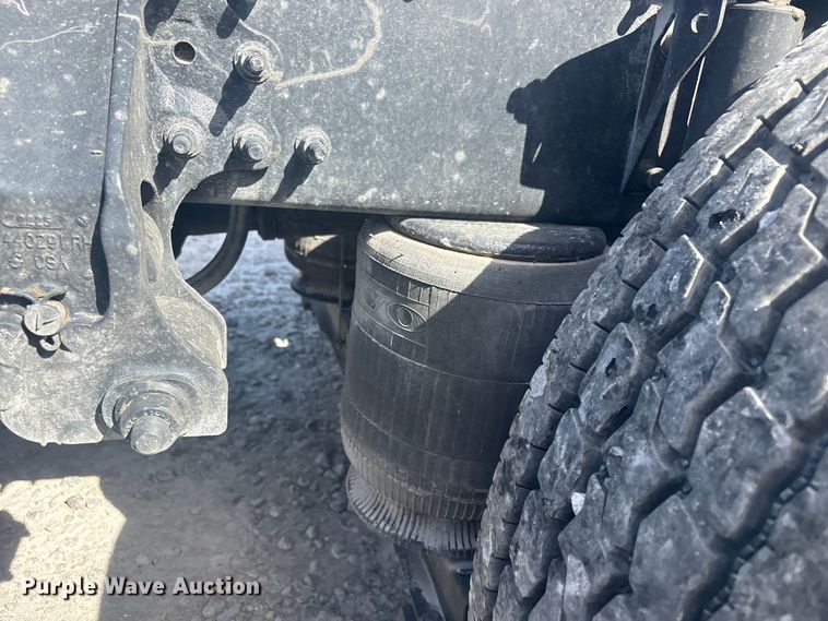 image for item YA2224 2020 Volvo VNL semi truck