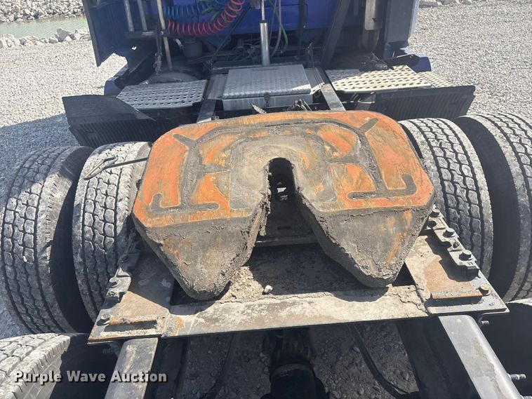 image for item YA2224 2020 Volvo VNL semi truck