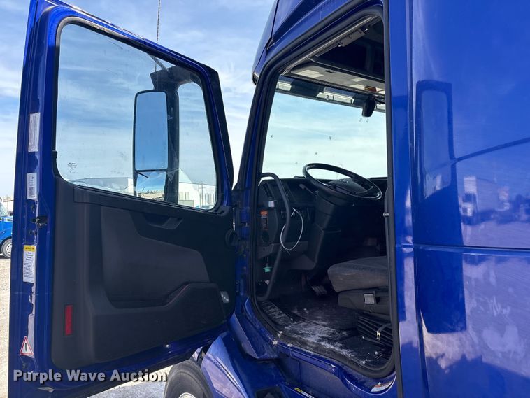 image for item YA2224 2020 Volvo VNL semi truck