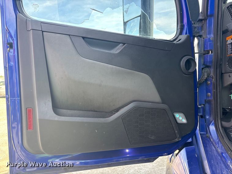 image for item YA2224 2020 Volvo VNL semi truck