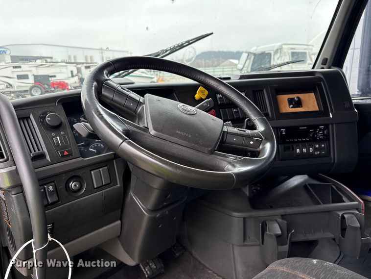 image for item YA2224 2020 Volvo VNL semi truck