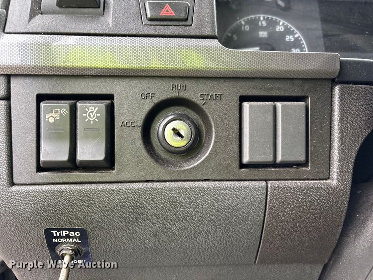 image for item YA2224 2020 Volvo VNL semi truck