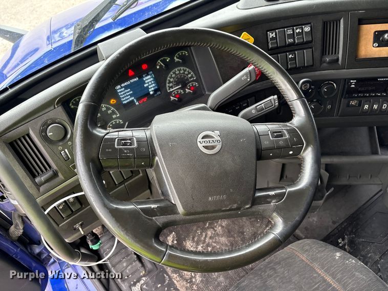 image for item YA2224 2020 Volvo VNL semi truck