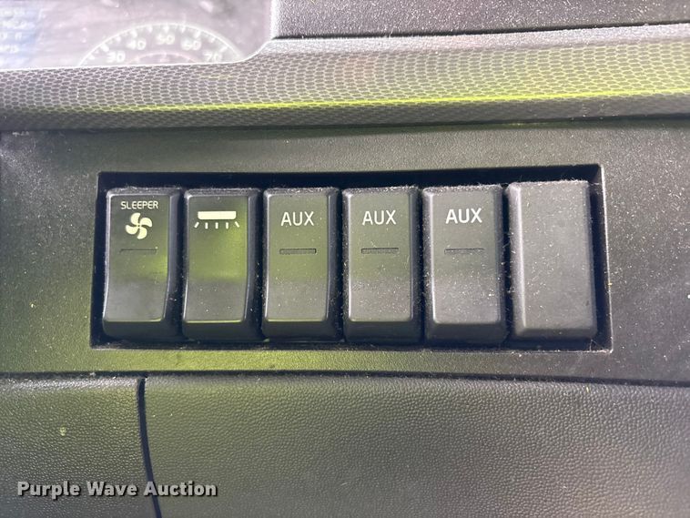 image for item YA2224 2020 Volvo VNL semi truck