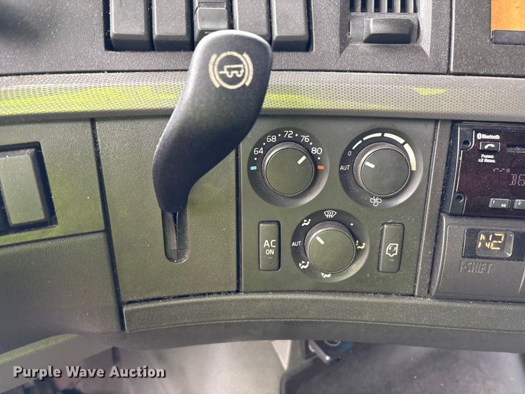 image for item YA2224 2020 Volvo VNL semi truck