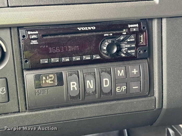 image for item YA2224 2020 Volvo VNL semi truck