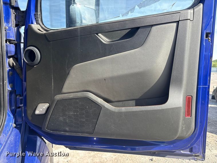 image for item YA2224 2020 Volvo VNL semi truck