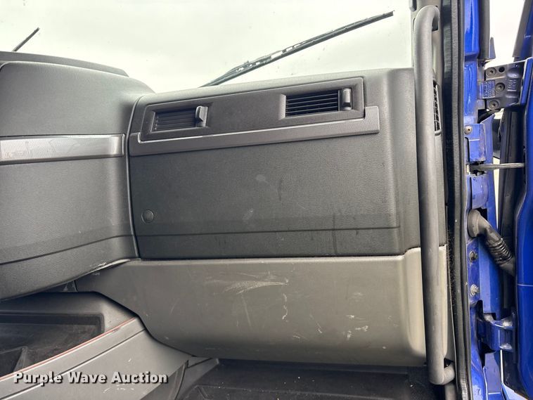 image for item YA2224 2020 Volvo VNL semi truck