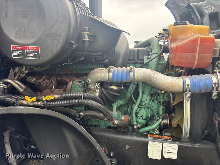 image for item YA2224 2020 Volvo VNL semi truck