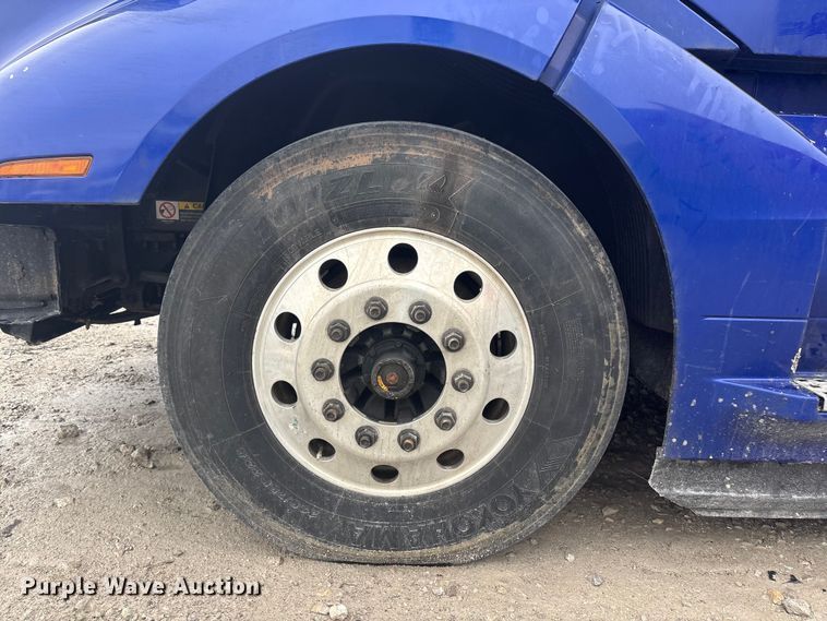 image for item YA2224 2020 Volvo VNL semi truck