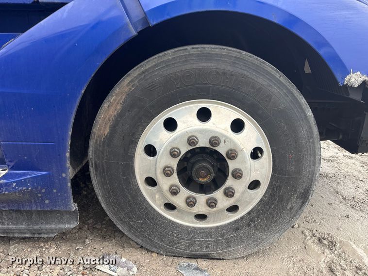 image for item YA2224 2020 Volvo VNL semi truck