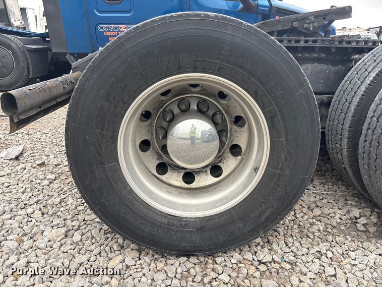 image for item YA2224 2020 Volvo VNL semi truck