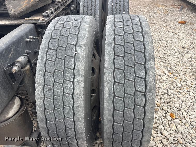 image for item YA2224 2020 Volvo VNL semi truck