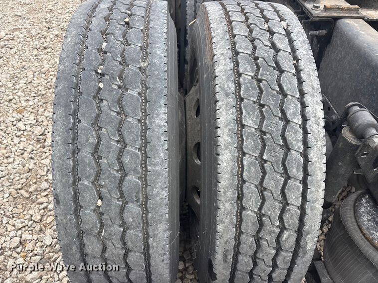 image for item YA2224 2020 Volvo VNL semi truck