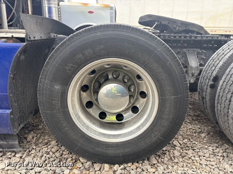 image for item YA2224 2020 Volvo VNL semi truck