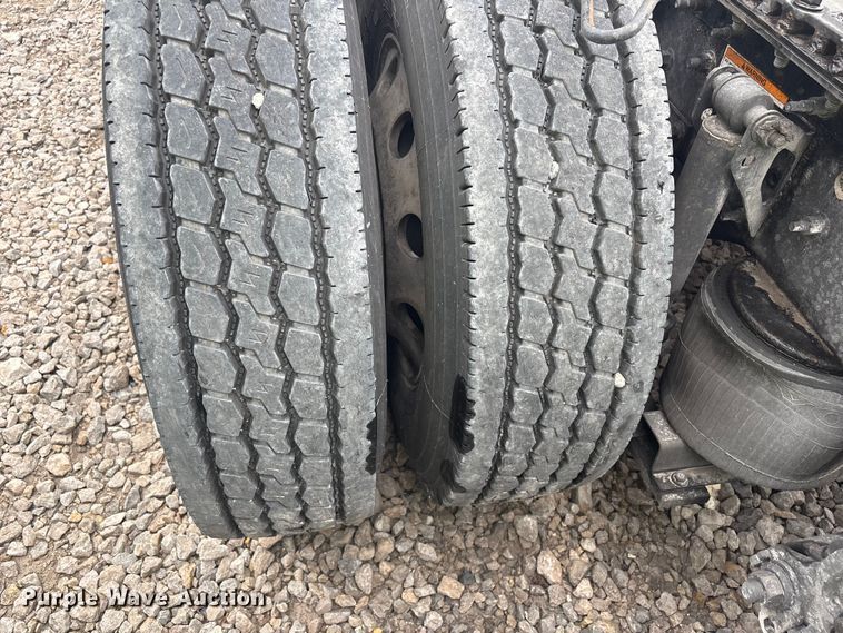 image for item YA2224 2020 Volvo VNL semi truck