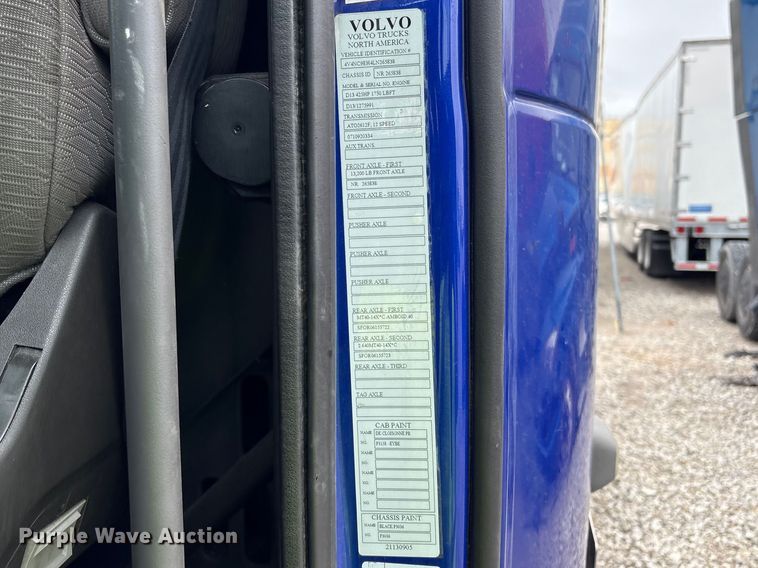 image for item YA2224 2020 Volvo VNL semi truck