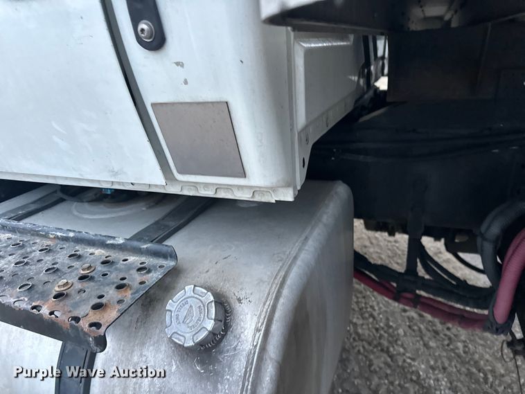 image for item YA2244 2018 International 4300 box truck