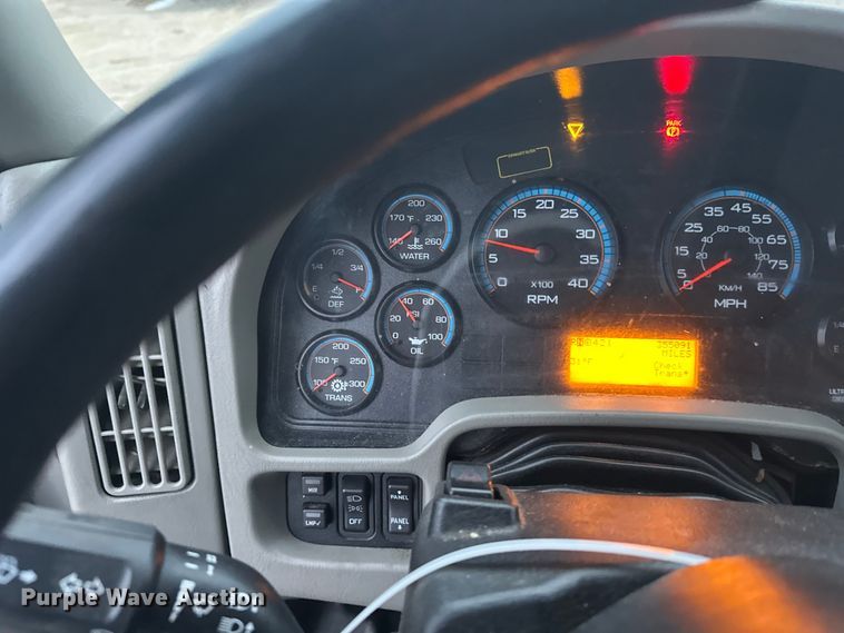 image for item YA2244 2018 International 4300 box truck