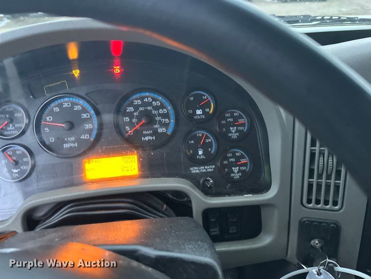 image for item YA2244 2018 International 4300 box truck