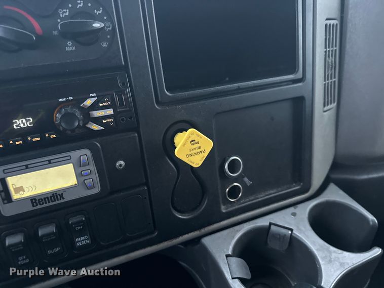 image for item YA2244 2018 International 4300 box truck