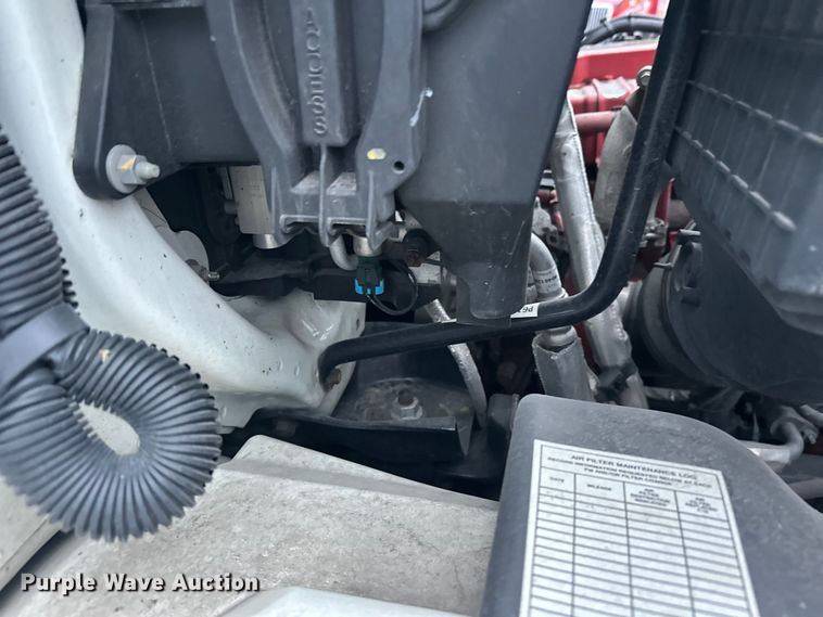 image for item YA2244 2018 International 4300 box truck