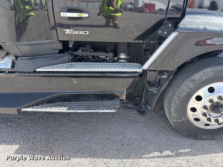 image for item YA2556 2023 Kenworth T680 semi truck