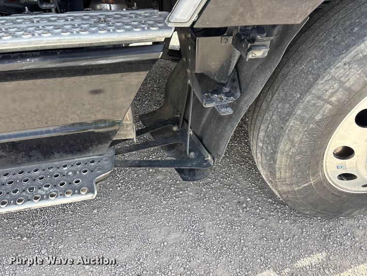 image for item YA2556 2023 Kenworth T680 semi truck