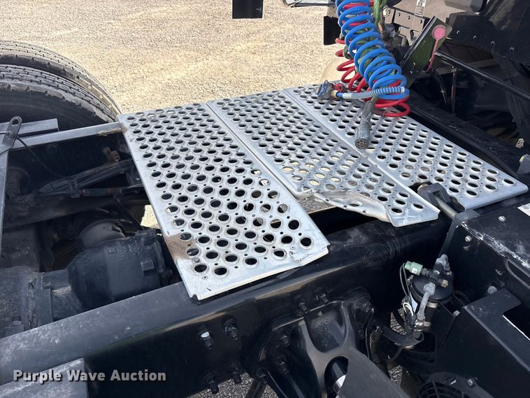 image for item YA2556 2023 Kenworth T680 semi truck