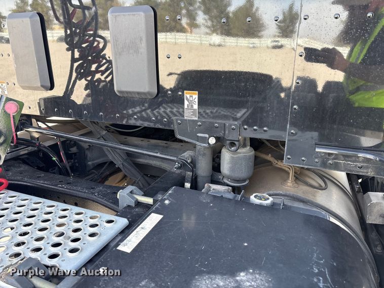 image for item YA2556 2023 Kenworth T680 semi truck