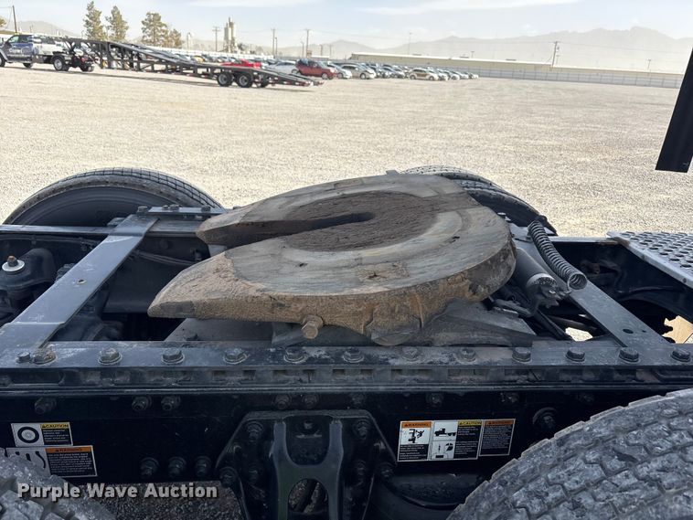 image for item YA2556 2023 Kenworth T680 semi truck