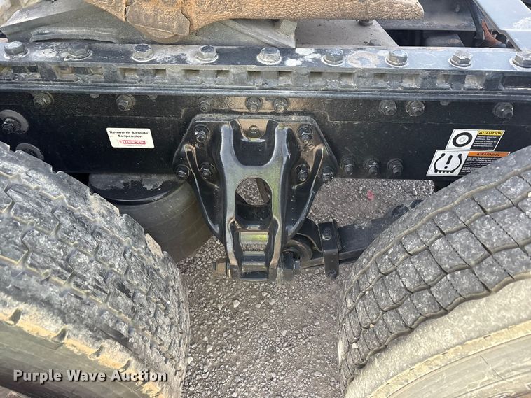 image for item YA2556 2023 Kenworth T680 semi truck