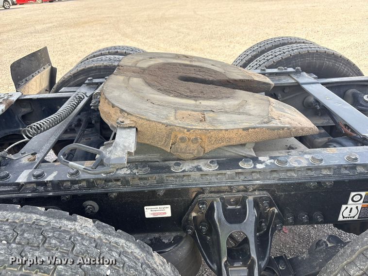 image for item YA2556 2023 Kenworth T680 semi truck