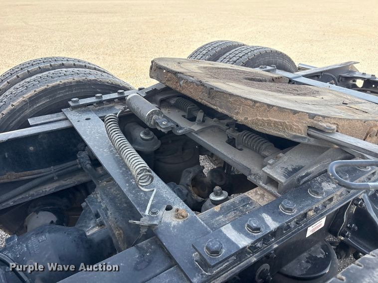 image for item YA2556 2023 Kenworth T680 semi truck