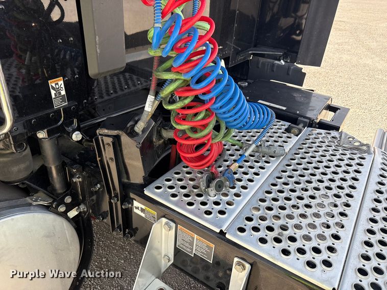 image for item YA2556 2023 Kenworth T680 semi truck