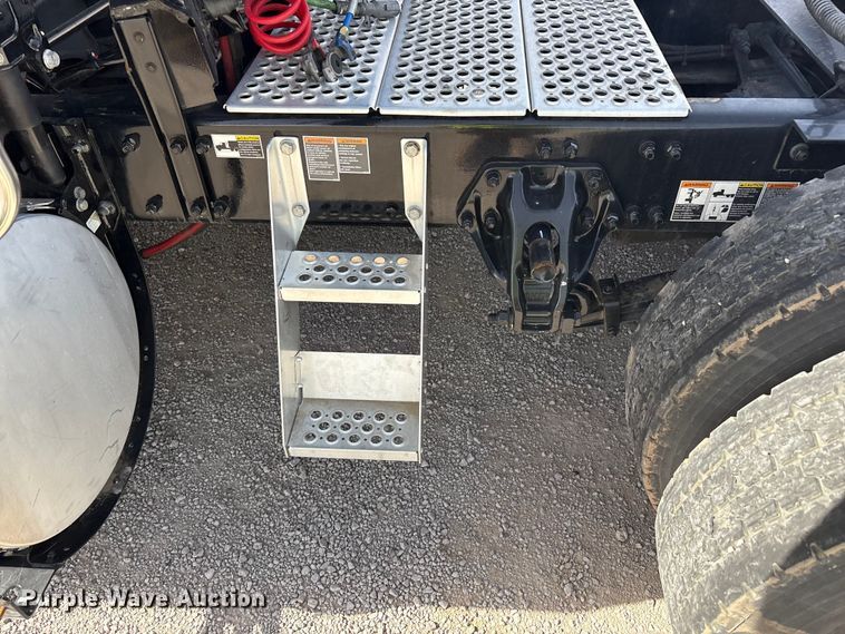 image for item YA2556 2023 Kenworth T680 semi truck