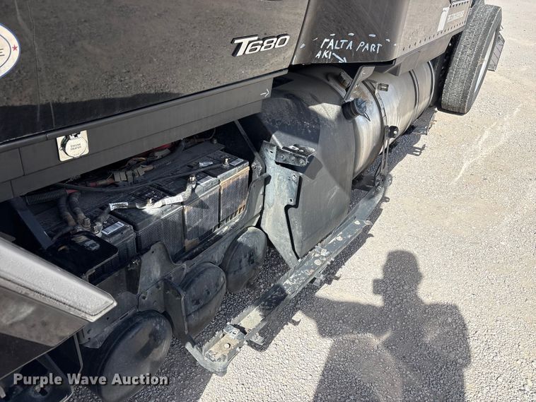 image for item YA2556 2023 Kenworth T680 semi truck