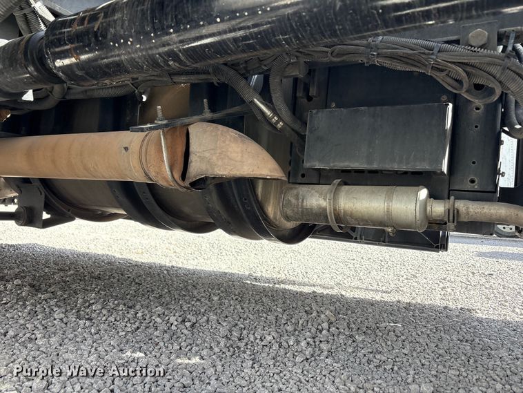 image for item YA2556 2023 Kenworth T680 semi truck